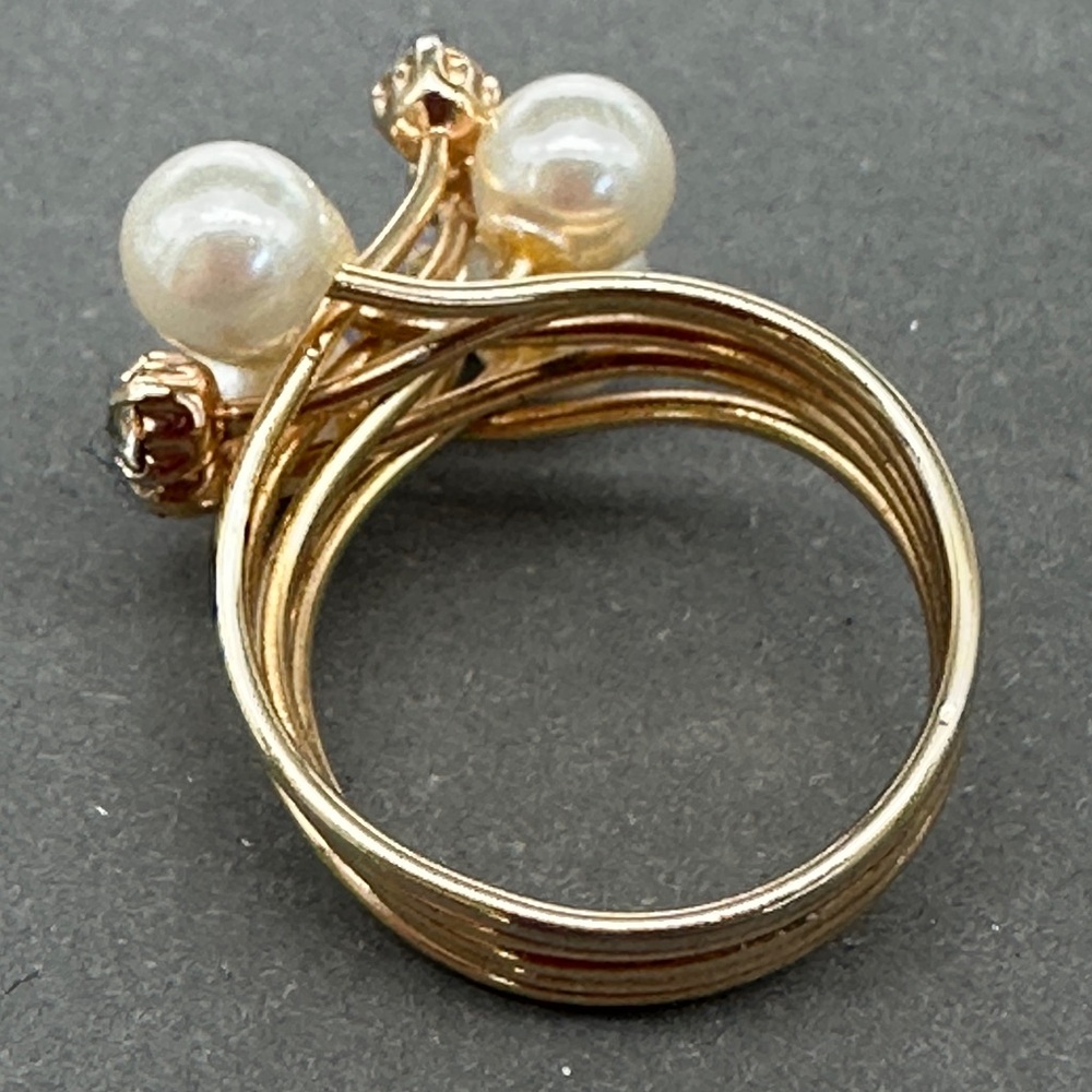 Elegant Faux Pearl , Gold tone, and Rhinestone Ring - Picture 4 of 4